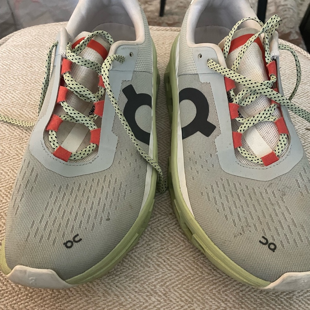 On Cloud walking shoe. Size 9